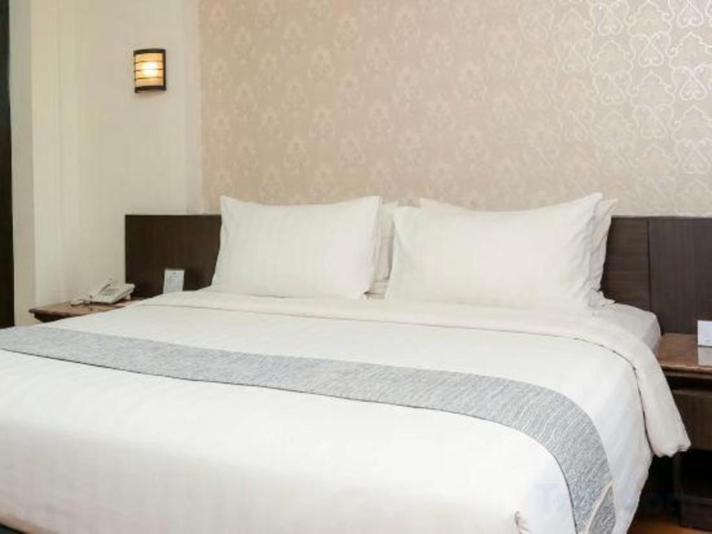 Bentani Hotel & Residence Сиребон Екстериор снимка