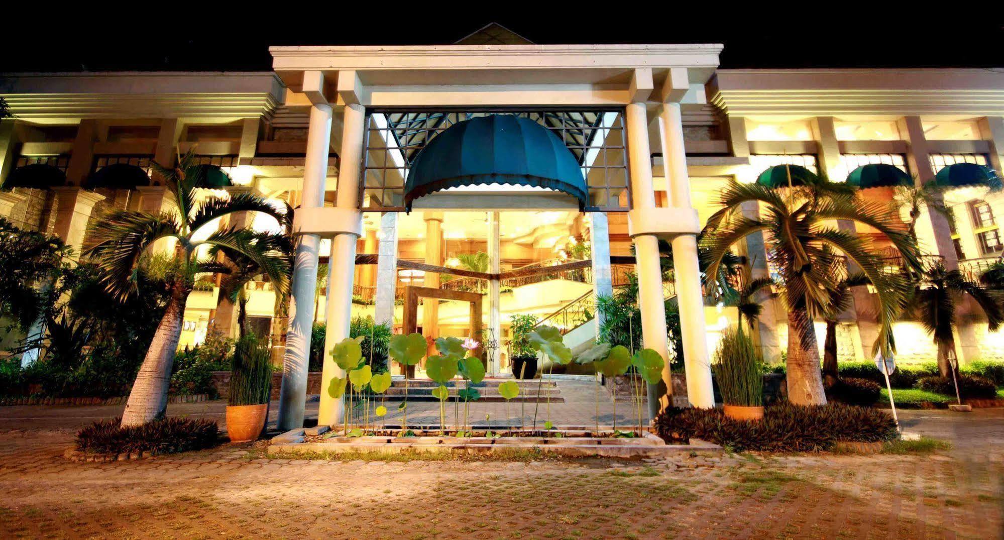 Bentani Hotel & Residence Сиребон Екстериор снимка